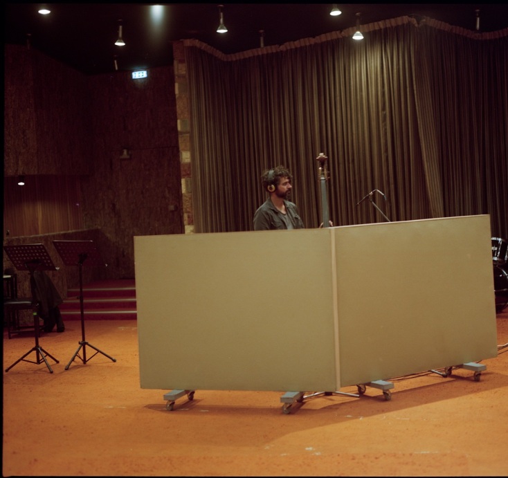 Συνέντευξη: Ο κοντραμπασίστας Πέτρος Κλαμπάνης μιλάει για το νέο άλμπουμ «Tora Collective», έναν δίσκο που ασχολείται δημιουργικά την ελληνική μουσική παράδοση.