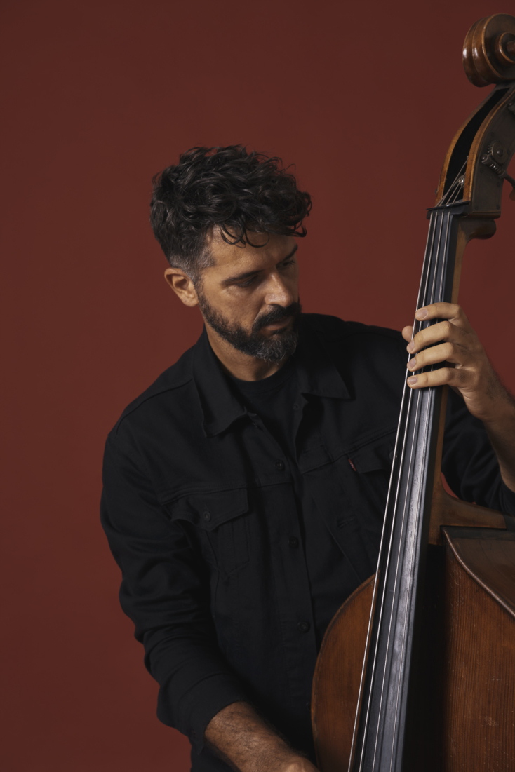 Συνέντευξη: Ο κοντραμπασίστας Πέτρος Κλαμπάνης μιλάει για το νέο άλμπουμ «Tora Collective», έναν δίσκο που ασχολείται δημιουργικά την ελληνική μουσική παράδοση.