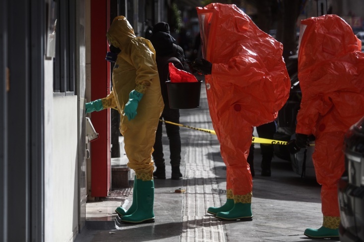 Πυροσβέστες έξω από τα γραφεία του ΣΥΡΙΖΑ στη Κουμουνδούρου για τον φάκελο με σκόνη