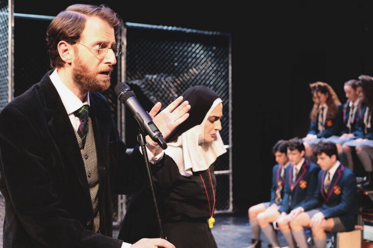 "Το ξύπνημα της άνοιξης" στην εφηβική σκηνή του Εθνικού Θεάτρου: σε πρώτο πλάνο οι Νικόλας Παπαδομιχελάκης και Ελένη Μολέσκη