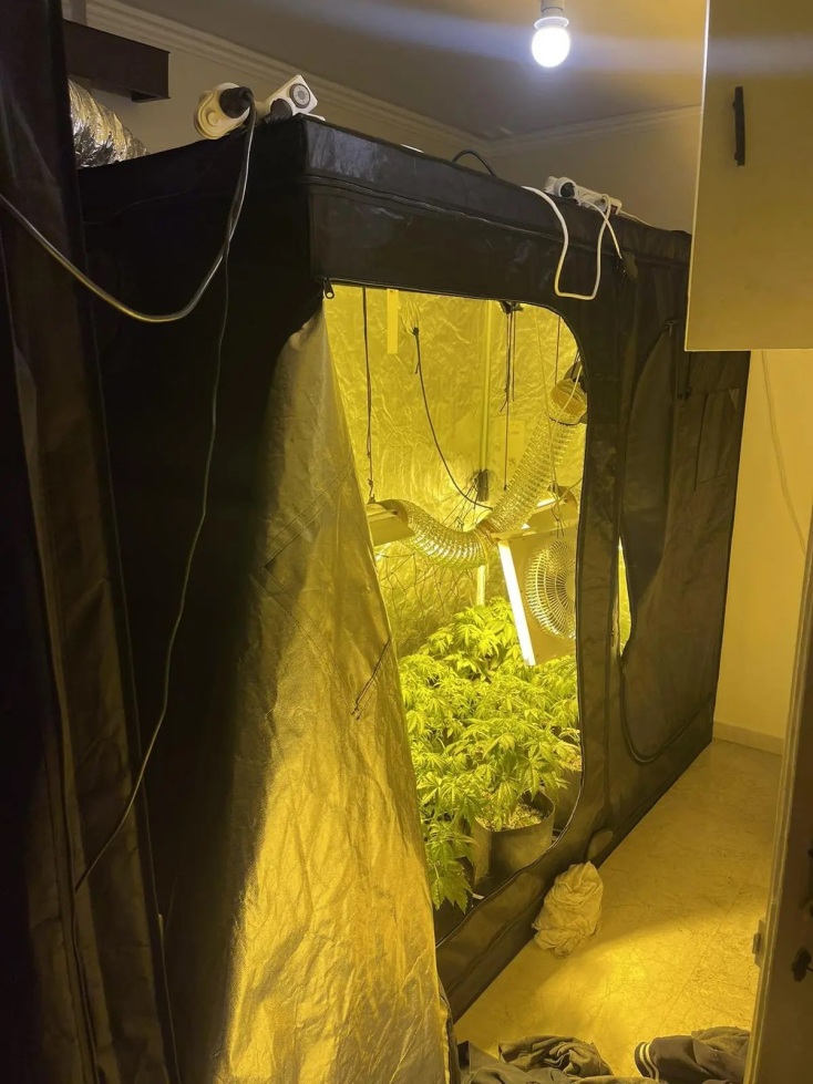 Πάτρα: Εικόνες από τη γιάφκα των 7 ληστών - Όπλα, εκρηκτικά, 18 κιλά κάνναβης και βιβλία για τον αναρχισμό εντόπισαν οι Αρχές.