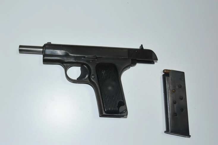 Πάτρα: Εικόνες από τη γιάφκα των 7 ληστών - Όπλα, εκρηκτικά, 18 κιλά κάνναβης και βιβλία για τον αναρχισμό εντόπισαν οι Αρχές.