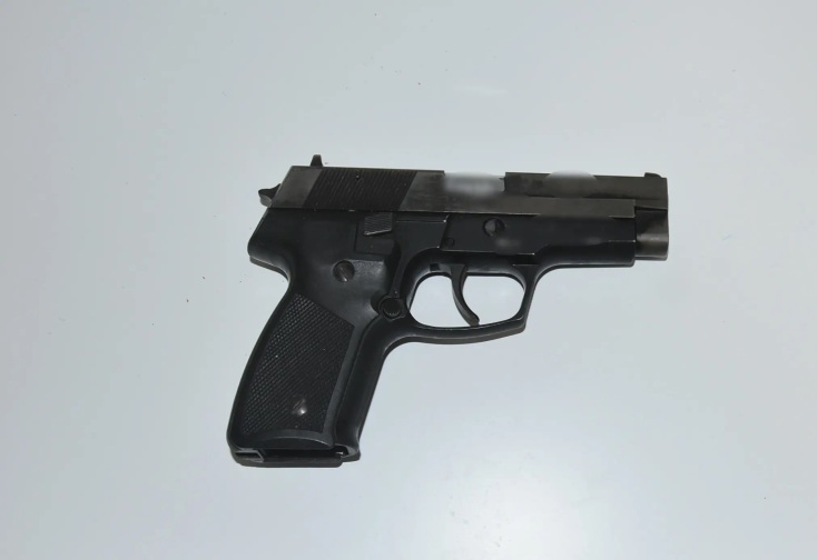 Πάτρα: Εικόνες από τη γιάφκα των 7 ληστών - Όπλα, εκρηκτικά, 18 κιλά κάνναβης και βιβλία για τον αναρχισμό εντόπισαν οι Αρχές.