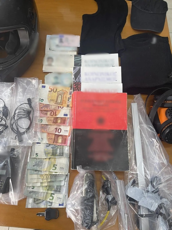 Πάτρα: Εικόνες από τη γιάφκα των 7 ληστών - Όπλα, εκρηκτικά, 18 κιλά κάνναβης και βιβλία για τον αναρχισμό εντόπισαν οι Αρχές.