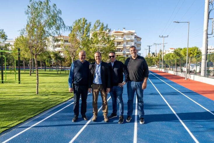 Ο δήμαρχος Γλυφάδας Γιώργος Παπανικολάου με τους συνεργάτες του που δούλεψαν για το νέο ανοιχτό γήπεδο στίβου