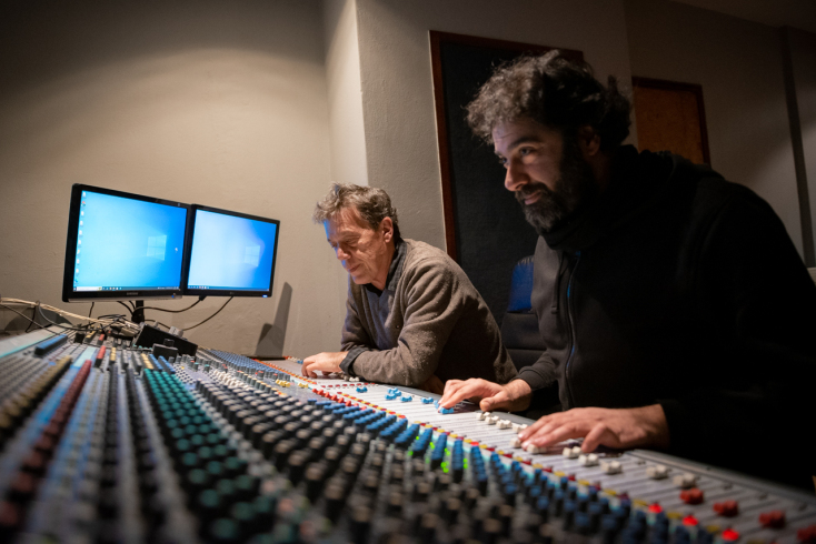 Επίσκεψη στο Studio Praxis: Ο μουσικός παραγωγός και συνθέτης Κώστας Παρίσσης μιλά για τη διαδικασία ηχογράφησης, την παραγωγή και την ολοκλήρωση ενός άλμπουμ.