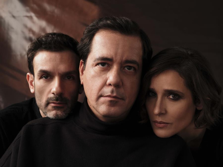 Οι συντελεστές της παρουσίασης του "George" στη Στέγη: Παναγιώτης Μελίδης (Larry Gus), Ευθύμης Φιλίππου, Αγγελική Παπούλια