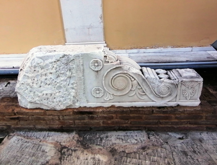 Τμήμα γλυπτού από ρωμαϊκά ή παλαιοχριστιανικά μνημεία της πόλης