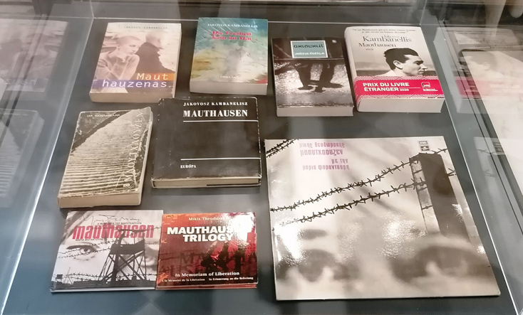 Οι πρώτες εκδόσεις του βιβλίου και του άλμπουμ με θέμα το 			στρατόπεδο συγκέντρωσης «Μάουτχάουζεν»