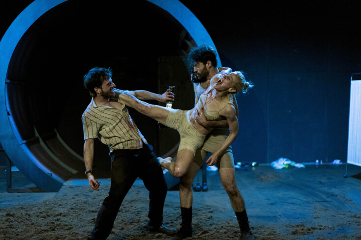 «Ο σκύλος, η νύχτα και το μαχαίρι» σε σκηνοθεσία Γιώργου Κουτλή