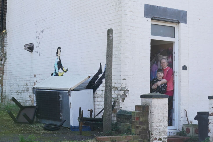 Banksy: Με αφορμή τη νέα του τοιχογραφία για την οικογενειακή βία, αναδρομή στο έργο του αινιγματικού καλλιτέχνη που κάνει αντάρτικο πόλης μέσω της street art.