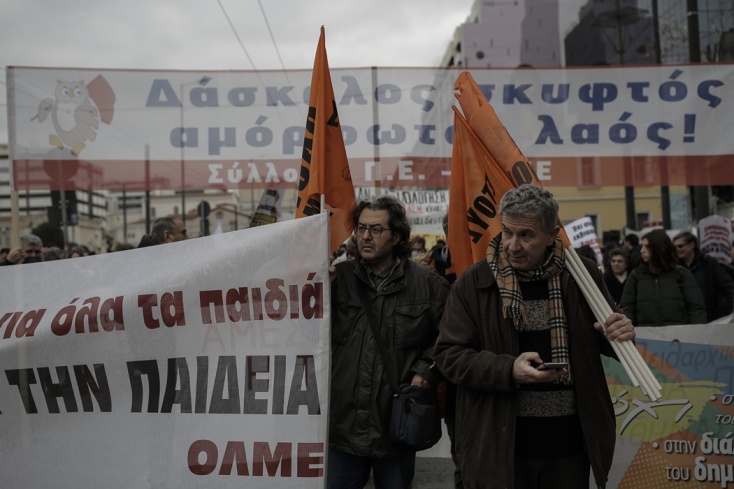 Εκπαιδευτικοί συγκεντρωμένοι στα Προπύλαια