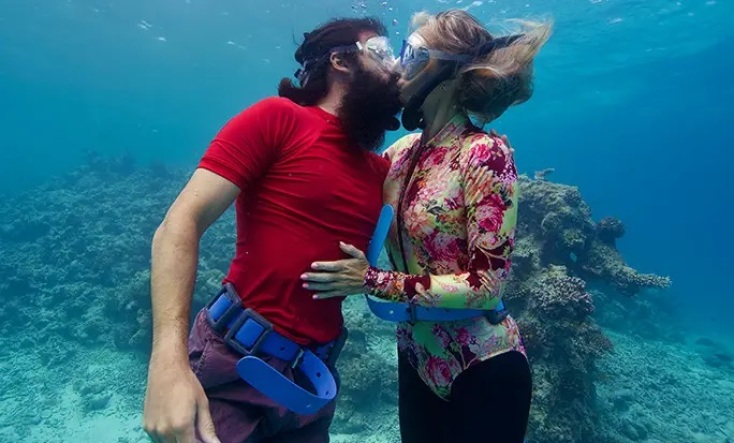 Ρεκόρ Γκίνες για το πιο παρατεταμένο υποβρύχιο φιλί κατέρριψαν δύο ερωτευμένοι ανήμερα του Αγίου Βαλεντίνου - Η ιστορία του ρομαντικού εγχειρήματος.