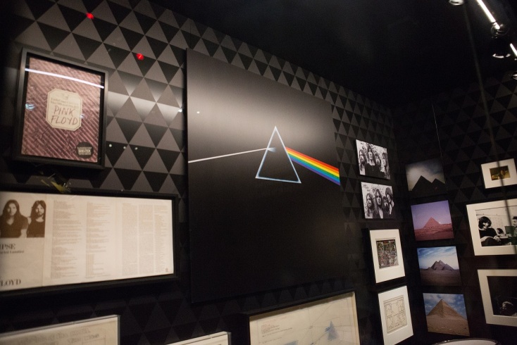 Pink Floyd: 50 χρόνια στη «Σκοτεινή Πλευρά του Φεγγαριού» The Dark Side Of The Moon: Η ιστορία δημιουργίας και οι άγνωστες πτυχές του άλμπουμ των Pink Floyd που συμπληρώνει φέτος 50 χρόνια.