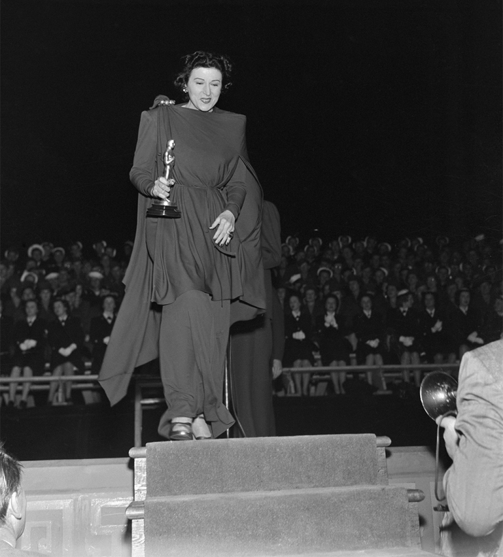 Η Κατίνα Παξινού κέρδισε το Όσκαρ Β' Γυναικείου Ρόλου για τον ρόλο της στην ταινία «Για ποιον χτυπά η καμπάνα»