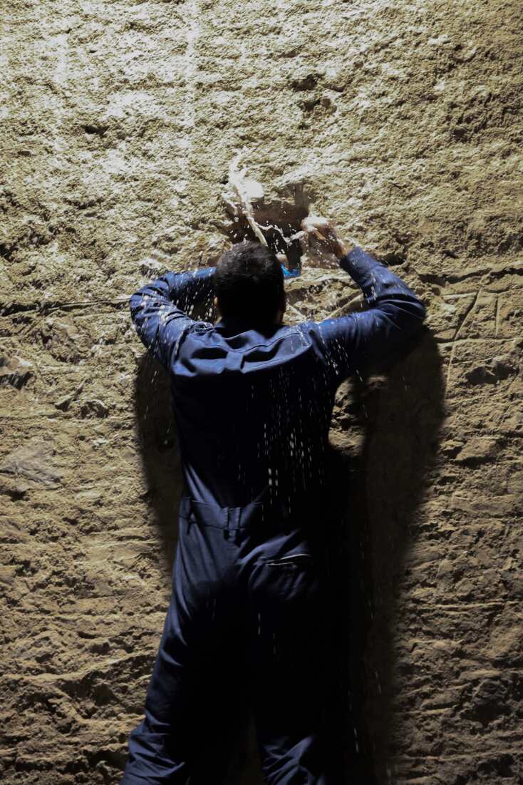 Ο Μιχάλης Τιτόπουλος σε σκηνή της παράστασης στο θέατρο Σφενδόνη