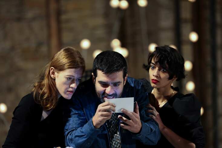 Οι Σοφία Κόκκαλη, Μιχάλης Τιτόπουλος και Μαρία Αρζόγλου στην "Αφιέρωση" σε σκηνοθεσία Χάρη Φραγκούλη