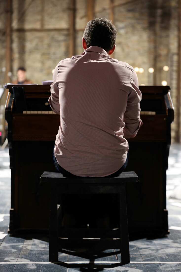 Ο Κορνήλιος Σελαμσής επί σκηνής στην "Αφιέρωση" που σκηνοθετεί ο Χάρης Φραγκούλης