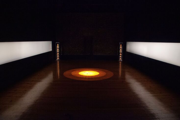 Ο λιτός σκηνικός χώρος του "Ρέκβιεμ" στο θέατρο Άττις, με γλυπτά του Χαράλαμπου Τερζόπουλου