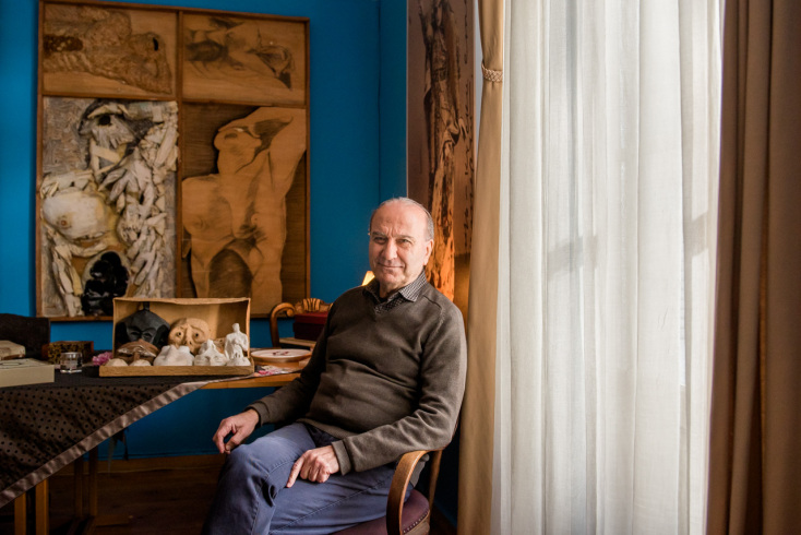 Στο Θέατρο Άττις ανάμεσα σε σκηνικά αντικείμενα-έργα τέχνης από παλιότερες παραστάσεις