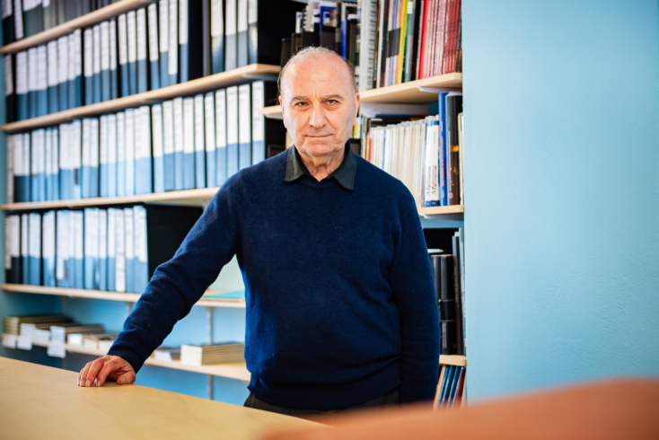 Ο Θεόδωρος Τερζόπουλος στη βιβλιοθήκη του Θεάτρου Άττις