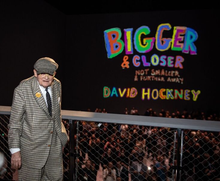 «Bigger & Closer (not smaller & further away)»: Μια φαντασμαγορική έκθεση στο Λονδίνο για τη ζωή και το έργο του βρετανού ζωγράφου Ντέιβιντ Χόκνεϊ.