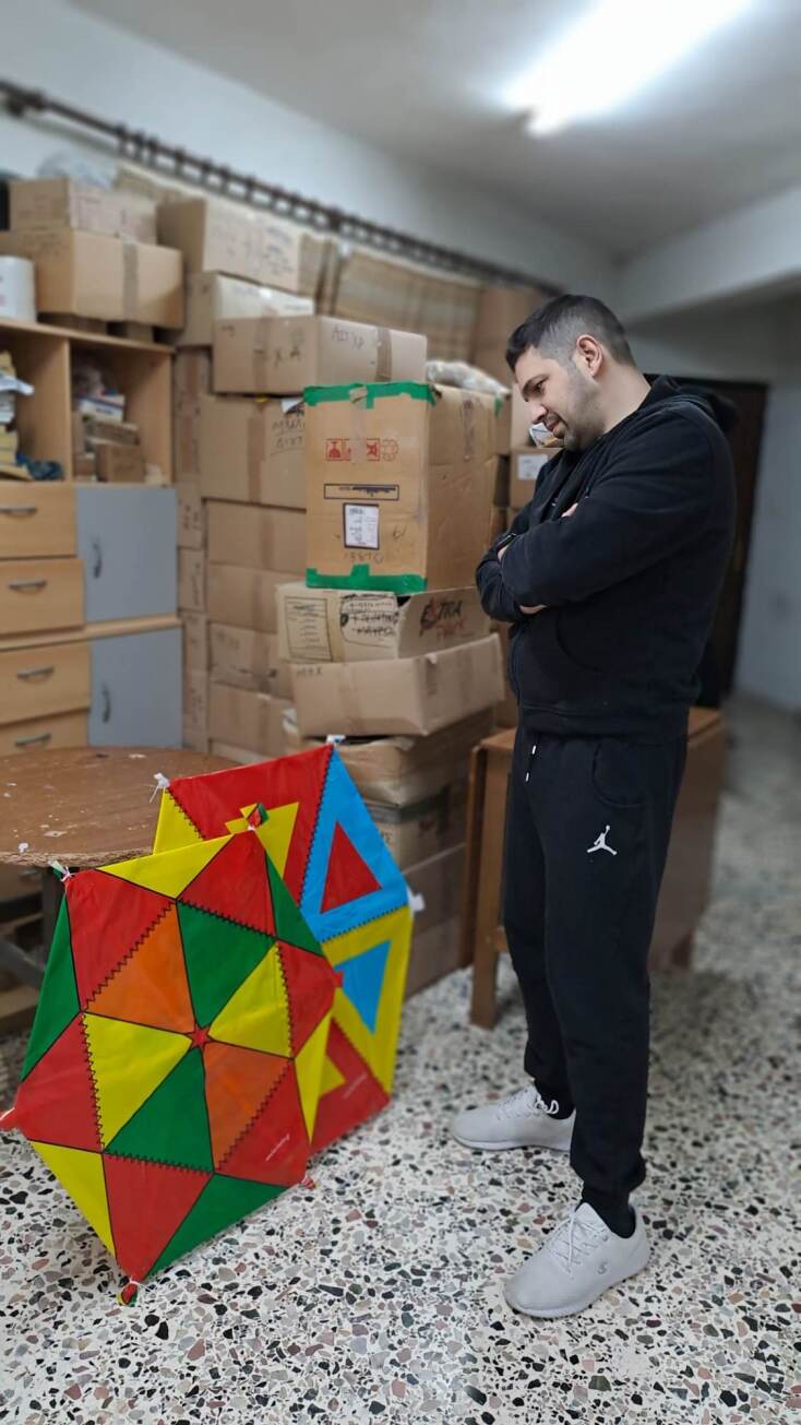 Καθαρά Δευτέρα: Εργαστήριο στη Θεσσαλονίκη πουλά χαρταετούς μαζί με QR code για τέλειο πέταγμα - Δίνει οδηγίες χρήσης στο κινητό μέσω ηλεκτρονικού χάρτη.