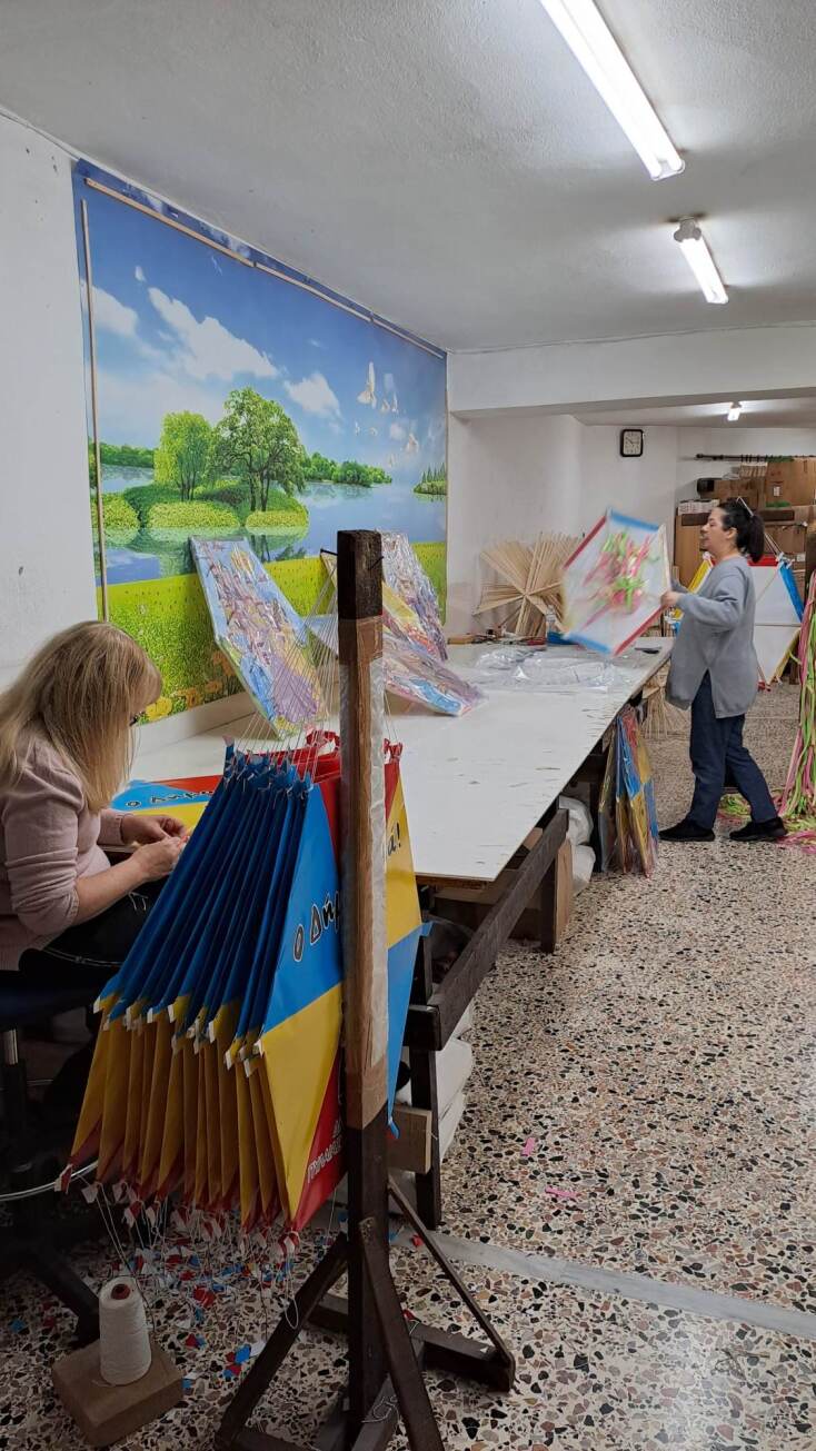 Καθαρά Δευτέρα: Εργαστήριο στη Θεσσαλονίκη πουλά χαρταετούς μαζί με QR code για τέλειο πέταγμα - Δίνει οδηγίες χρήσης στο κινητό μέσω ηλεκτρονικού χάρτη.