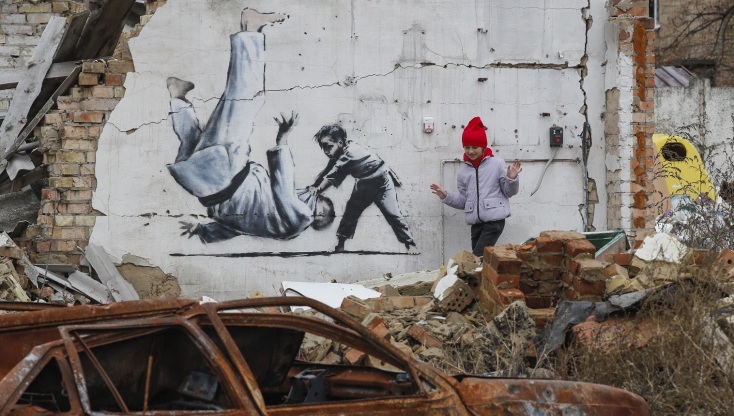Τοιχογραφία του διάσημου street artist Banksy έγινε γραμματόσημο στην Ουκρανία - Κυκλοφόρησε με αφορμή την επέτειο της εισβολής και στέλνει μήνυμα στον Πούτιν.