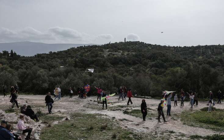 Η Αθήνα γιόρτασε παραδοσιακά τα Κούλουμα στον Λόφο του Φιλοπάππου (φωτό)
