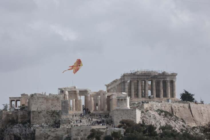 Η Αθήνα γιόρτασε παραδοσιακά τα Κούλουμα στον Λόφο του Φιλοπάππου (φωτό)