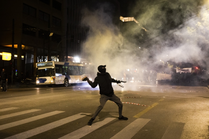 Επεισόδια στο κέντρο της Αθήνας κατά την πορεία