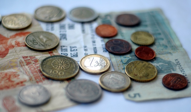 Κέρματα και χαρτονομίσματα της δραχμής και του ευρώ σε αντιπαραβολή