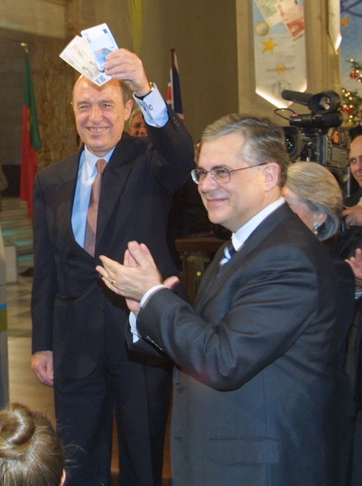 Ο τότε πρωθυπουργός Κώστας Σημίτης και ο Λουκάς Παπαδήμος βγάζουν από ΑΤΜ τα πρώτα ευρώ