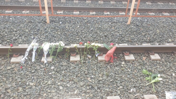 Λουλούδια στις ράγες του Σταθμαρχείου της Λάρισας
