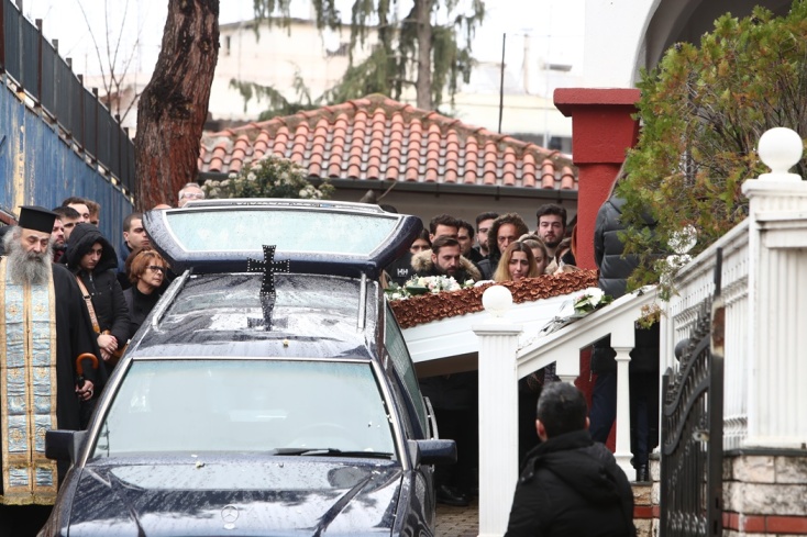 Τέμπη - Κηδεία 23χρονης Ιφιγένειας στα Γιαννιτσά - Το λευκό φέρετρο