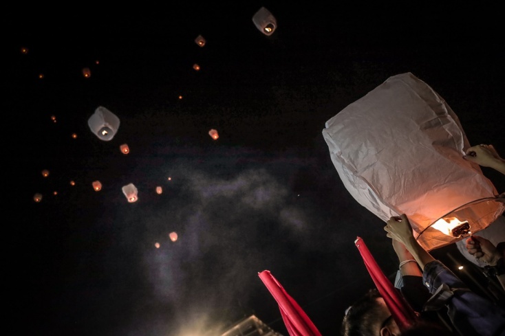 Δεκάδες φαναράκια στον ουρανό της Αθήνας στη μνήμη των θυμάτων της τραγωδίας στα Τέμπη