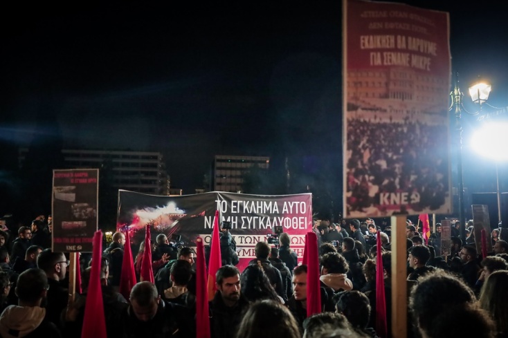 Δεκάδες φαναράκια στον ουρανό της Αθήνας στη μνήμη των θυμάτων της τραγωδίας στα Τέμπη