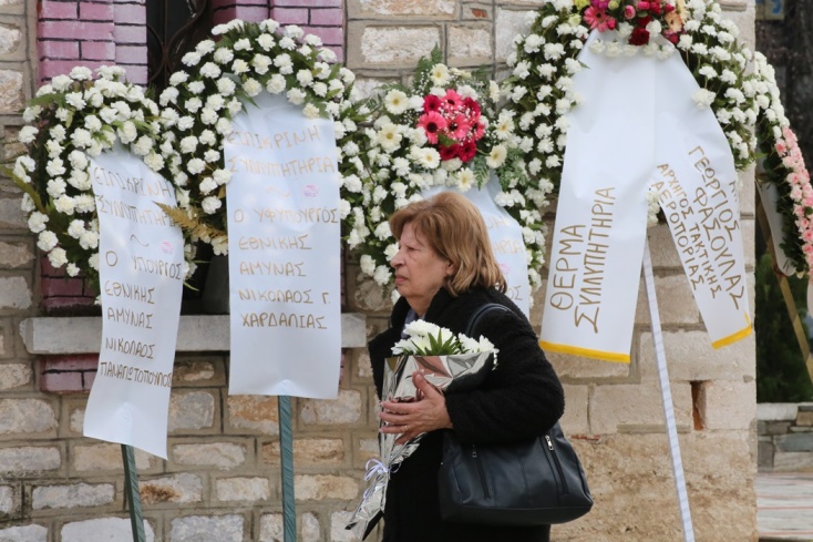Τραγωδία στα Τέμπη: Στιγμιότυπο από την κηδεία της 42χρονης Βάιας στον Τύρναβο 