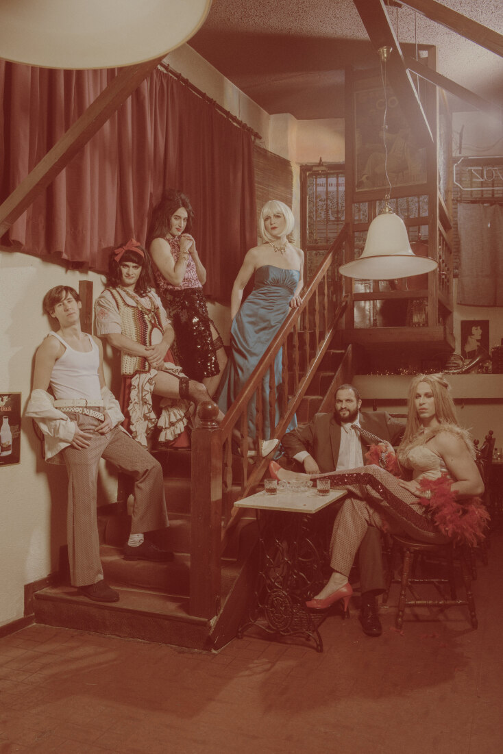 «Μπλε καστόρινα παπούτσια» από την ομάδα 4Frontal