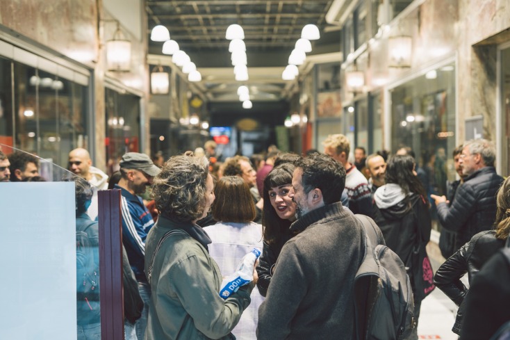 Κόσμος στην στοά Κοράη, που βρίσκεται το Άστορ κατά τη διάρκεια του Ethnofest. 