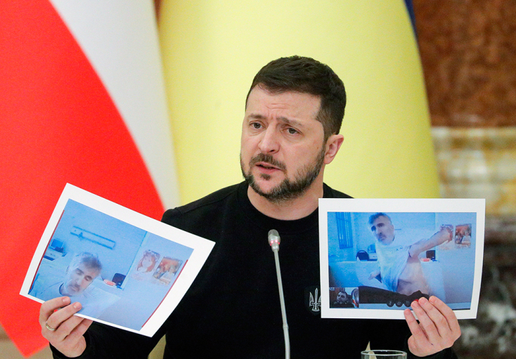 Ο Βολοντιμίρ Ζελένσκι κατηγορεί τη γεωργιανή κυβέρνηση ότι «βασανίζει δημόσια» τον Μιχαήλ Σαακασβίλι κι ότι προσπαθεί να τον «σκοτώσει»