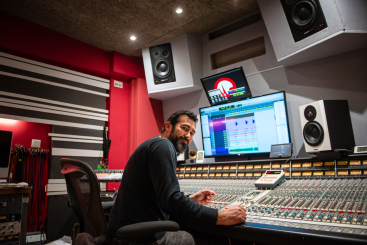 Επίσκεψη στο Studio Aspiotis: Ο ιδιοκτήτης του στούντιο, συνθέτης και μουσικός παραγωγός, Γιώργος Ασπιώτης, μιλά για τη διαδικασία ηχογράφησης, την παραγωγή και την ολοκλήρωση ενός άλμπουμ.