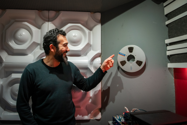 Επίσκεψη στο Studio Aspiotis: Ο ιδιοκτήτης του στούντιο, συνθέτης και μουσικός παραγωγός, Γιώργος Ασπιώτης, μιλά για τη διαδικασία ηχογράφησης, την παραγωγή και την ολοκλήρωση ενός άλμπουμ.