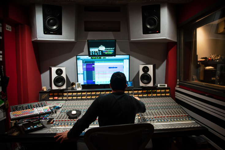 Επίσκεψη στο Studio Aspiotis: Ο ιδιοκτήτης του στούντιο, συνθέτης και μουσικός παραγωγός, Γιώργος Ασπιώτης, μιλά για τη διαδικασία ηχογράφησης, την παραγωγή και την ολοκλήρωση ενός άλμπουμ.