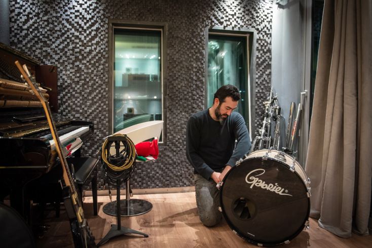 Επίσκεψη στο Studio Aspiotis: Ο ιδιοκτήτης του στούντιο, συνθέτης και μουσικός παραγωγός, Γιώργος Ασπιώτης, μιλά για τη διαδικασία ηχογράφησης, την παραγωγή και την ολοκλήρωση ενός άλμπουμ.