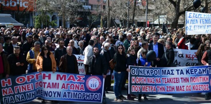 Επεισόδια στην πορεία στην Πάτρα - Μολότοφ, δακρυγόνα και μπογιές έξω από τον ΟΣΕ