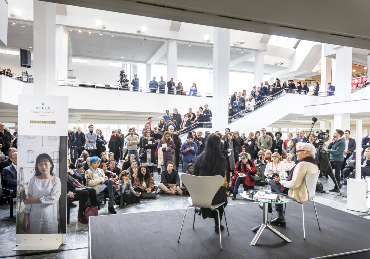 H Βιετναμέζα καλλιτέχνιδα πολυμέσων Thao Nguyen Phan σε παρουσίαση του πρότζεκτ Poetic amnesia