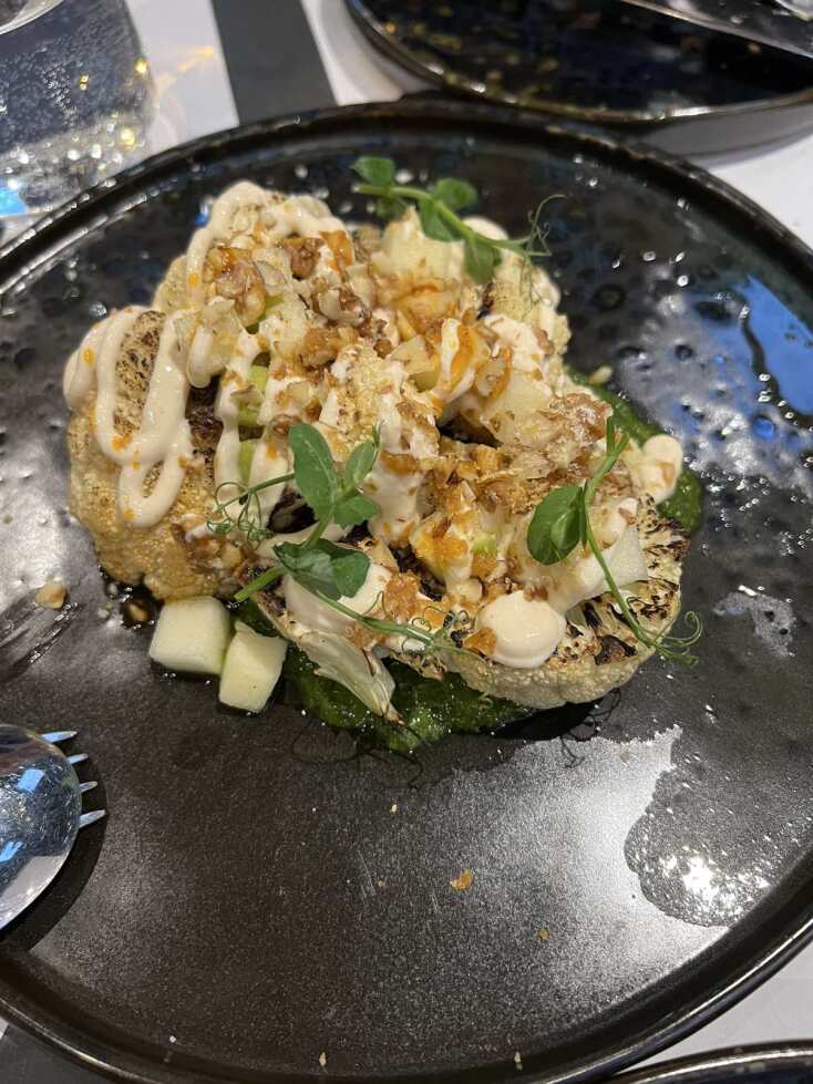 Ψητό κουνουπίδι με πέστο βασιλικό-κόλιανδρο, πίκλα πράσινου μήλου και καραμελωμένο καρύδι