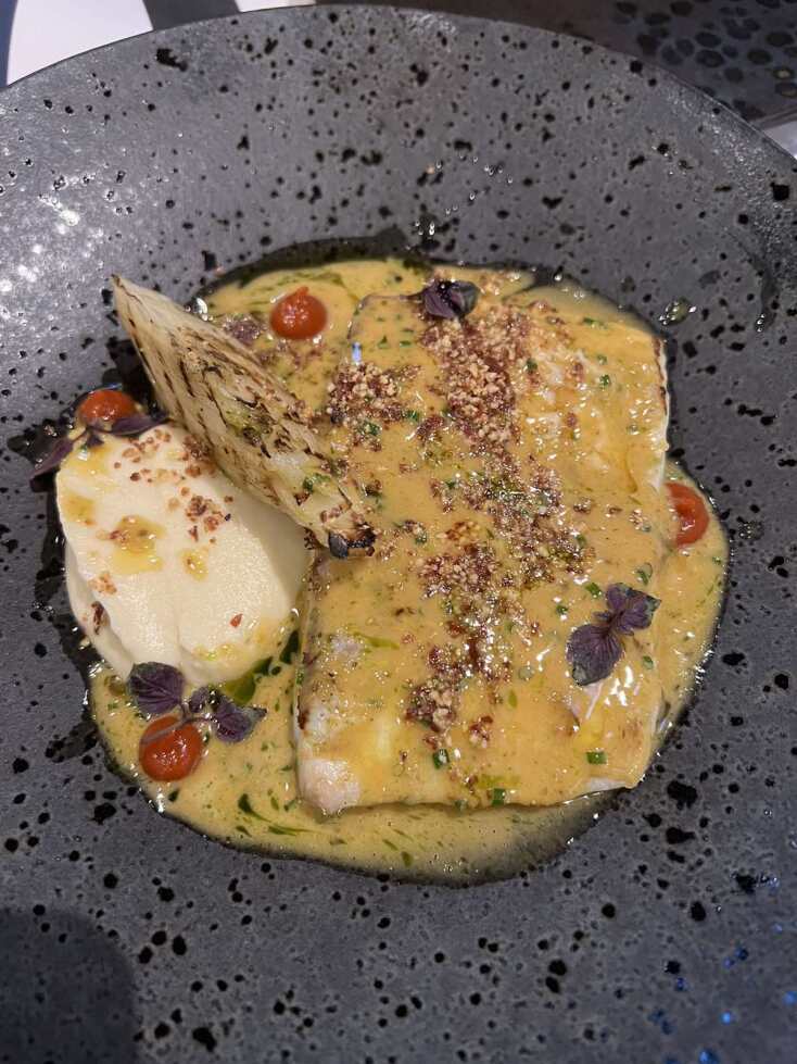 Το ψάρι ημέρας σερβίρεται με τον βελούδινο πουρέ φινόκιο  που έχει πούδρα προσούτο – φουντούκι